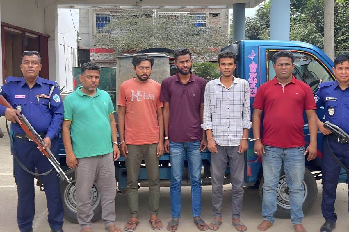 বুড়িচংয়ে পাচারকালে তেলসহ ৫ জন আটক