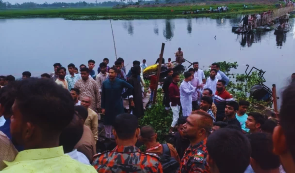 ব্রহ্মপুত্র ভাসমান সেতু ধসে নিহত চার শিশু, নিখোঁজ দুই 4 ব্রহ্মপুত্র ভাসমান সেতু ধসে নিহত চার শিশু নিখোঁজ দুই ব্রহ্মপুত্র ভাসমান সেতু ধসে নিহত চার শিশু, নিখোঁজ দুই
