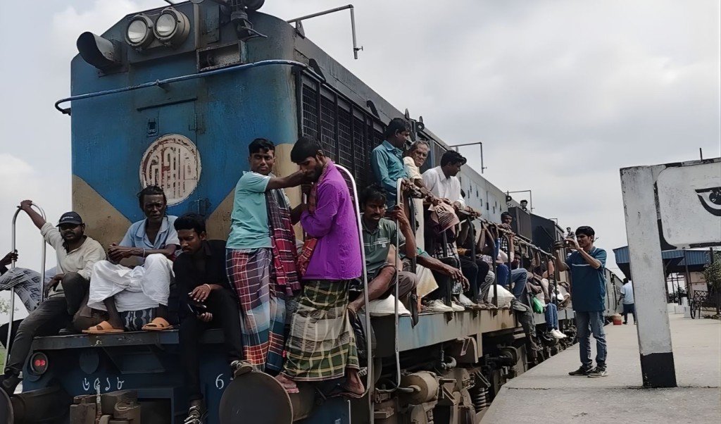 ভাঙ্গায় ঈদ ট্রেনে উপচে পড়া ভিড় 2 ভাঙ্গায় ঈদ ট্রেনে উপচে পড়া ভিড় ভাঙ্গায় ঈদ ট্রেনে উপচে পড়া ভিড়
