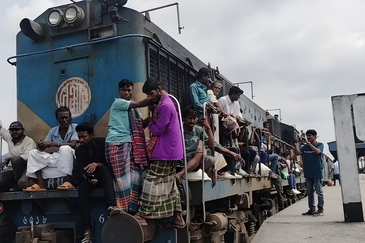 ভাঙ্গায় ঈদ ট্রেনে উপচে পড়া ভিড়