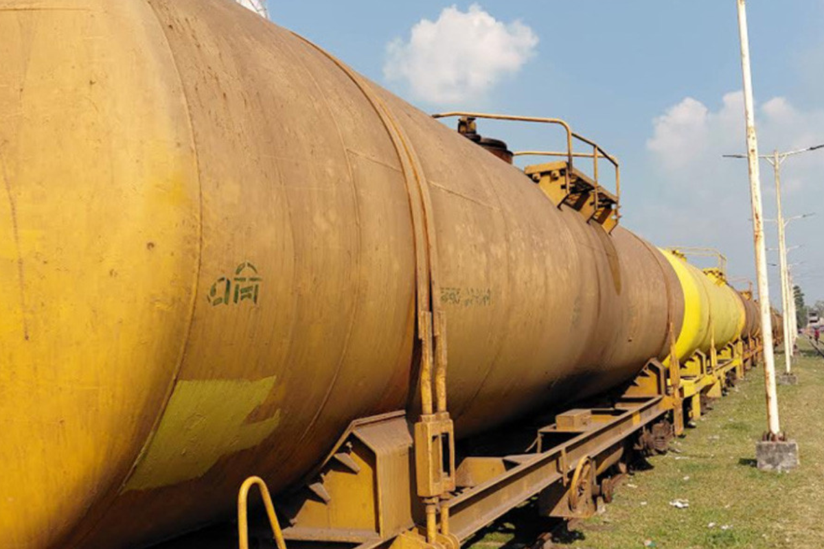 ভারত থেকে দুই দিনে ৫ হাজার টন ডিজেল পৌঁছেছে