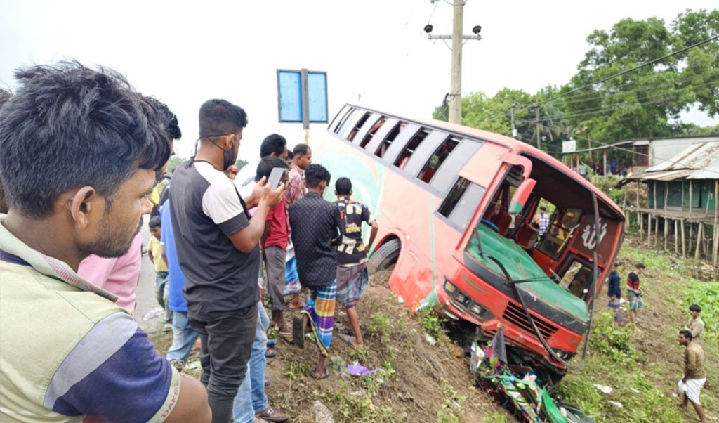 ভালুকায় সড়ক দুর্ঘটনায় নিহত ২ আহত ৩০ ভালুকায় সড়ক দুর্ঘটনায় নিহত ২, আহত ৩০