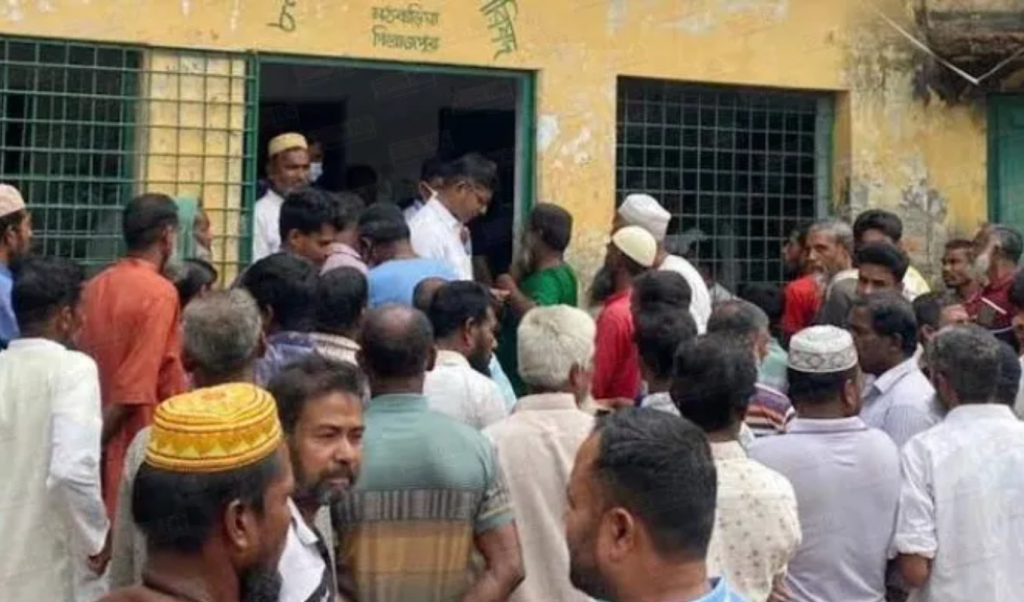 ভিজিএফ চাল বিতরণে জেলেদের মাথাপিছু ১০০ টাকা দাবি নিয়ে বিতর্ক ভিজিএফ চাল বিতরণে জেলেদের মাথাপিছু ১০০ টাকা দাবি নিয়ে বিতর্ক