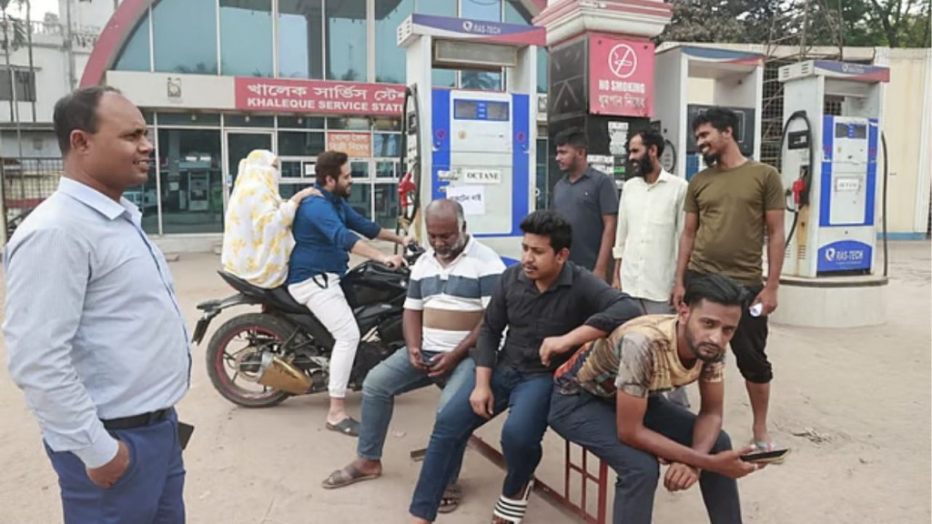 মধ্যপ্রাচ্যে অস্থিরতা রাজধানীর পাম্পে তীব্র তেলসংকট ও ভোগান্তি মধ্যপ্রাচ্যে অস্থিরতা: রাজধানীর পাম্পে তীব্র তেলসংকট ও ভোগান্তি