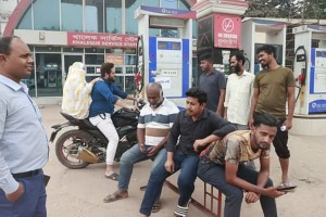 মধ্যপ্রাচ্যে অস্থিরতা: রাজধানীর পাম্পে তীব্র তেলসংকট ও ভোগান্তি