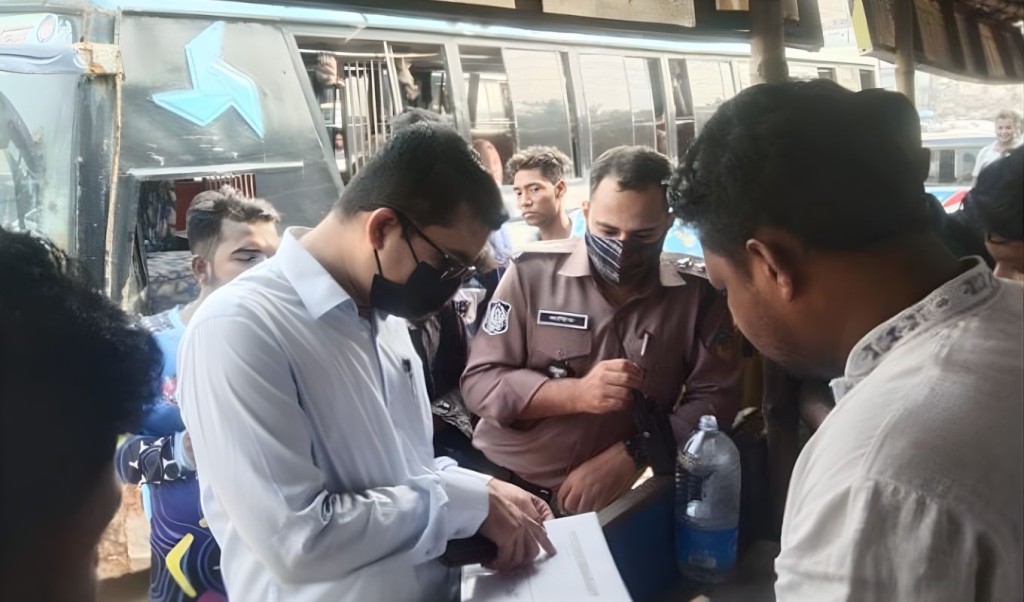 মহাসড়কে অভিযান অতিরিক্ত ভাড়া ফেরত মহাসড়কে অভিযান, অতিরিক্ত ভাড়া ফেরত