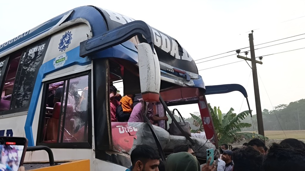মাদারীপুরে বাস ট্রাক সংঘর্ষে আহত ১৫ জন মাদারীপুরে বাস-ট্রাক সংঘর্ষে আহত ১৫ জন