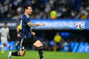 মেসির জার্সি নিয়ে মৌরিতানিয়ার খেলোয়াড়দের উচ্ছ্বাসপূর্ণ লড়াই