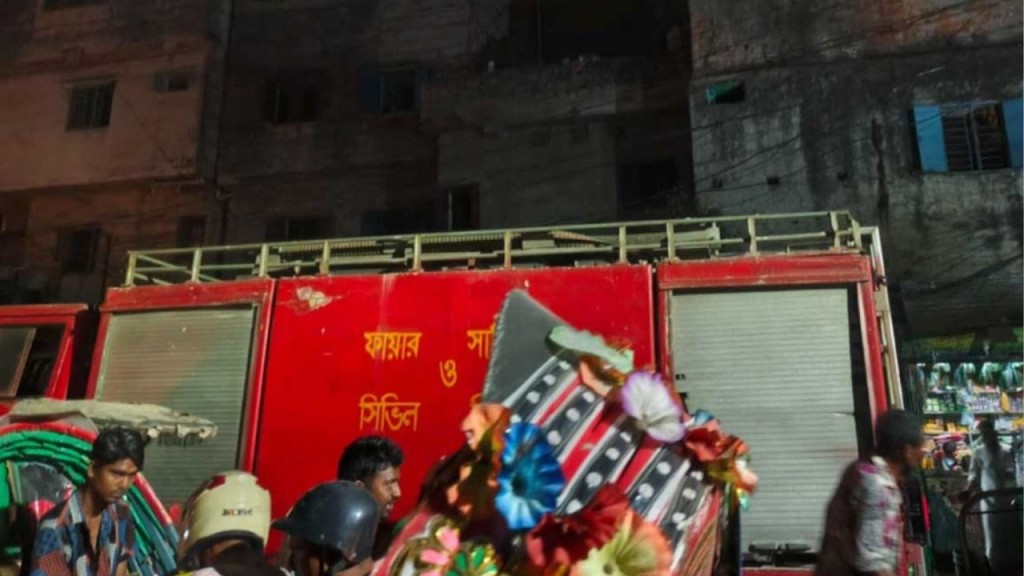 মোহাম্মদপুরের জেনেভা ক্যাম্পে সিলিন্ডার বিস্ফোরণ থেকে অগ্নিকাণ্ড মোহাম্মদপুরের জেনেভা ক্যাম্পে সিলিন্ডার বিস্ফোরণ থেকে অগ্নিকাণ্ড