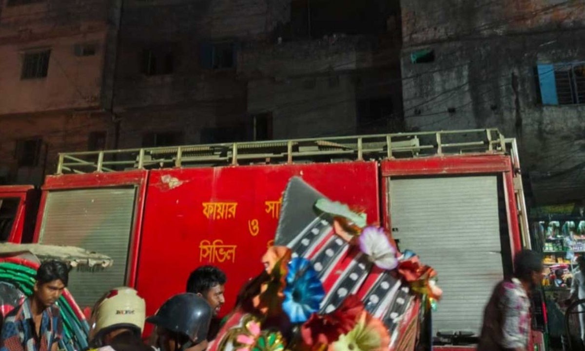 মোহাম্মদপুরের জেনেভা ক্যাম্পে সিলিন্ডার বিস্ফোরণ থেকে অগ্নিকাণ্ড