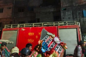 মোহাম্মদপুরের জেনেভা ক্যাম্পে সিলিন্ডার বিস্ফোরণ থেকে অগ্নিকাণ্ড