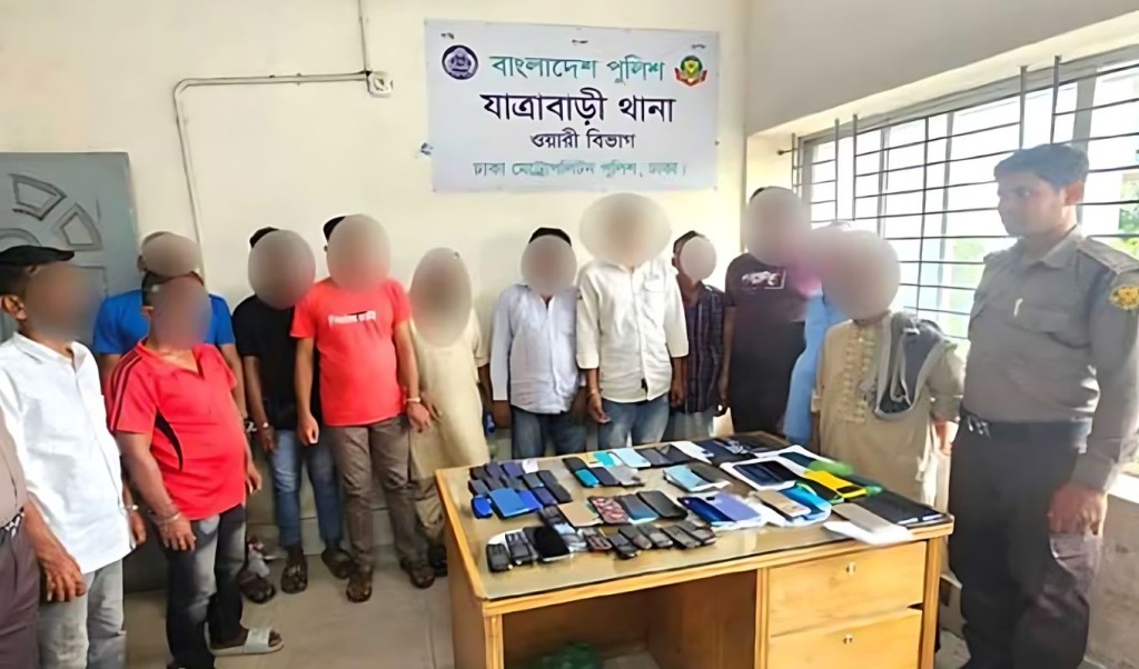 যাত্রাবাড়ীতে চোরাই মোবাইল চক্র ধরা যাত্রাবাড়ীতে চোরাই মোবাইল চক্র ধরা