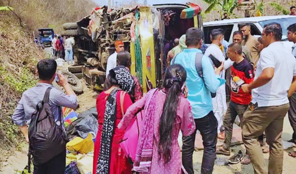 রাঙামাটিতে বাস উল্টে আহত ১৫ রাঙামাটিতে বাস উল্টে আহত ১৫