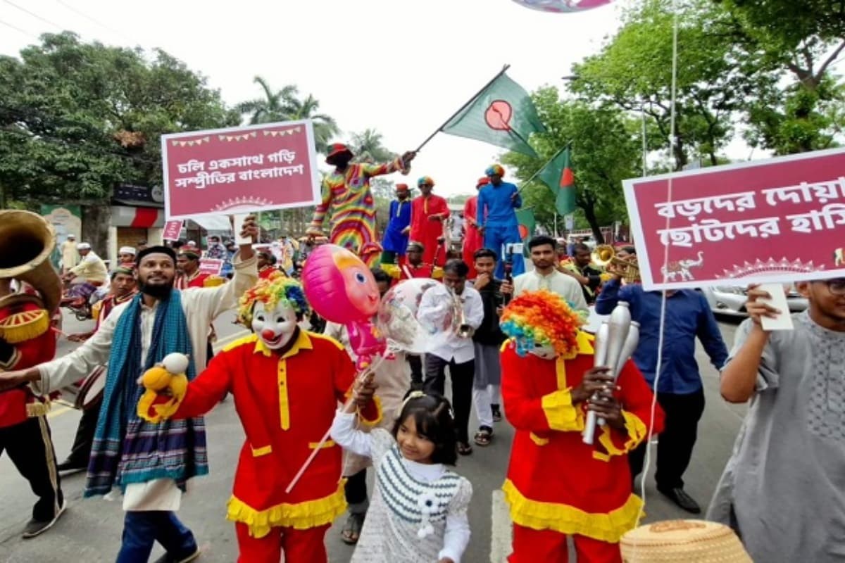 রাজধানীতে ঈদে বর্ণাঢ্য আনন্দ মিছিল অনুষ্ঠিত