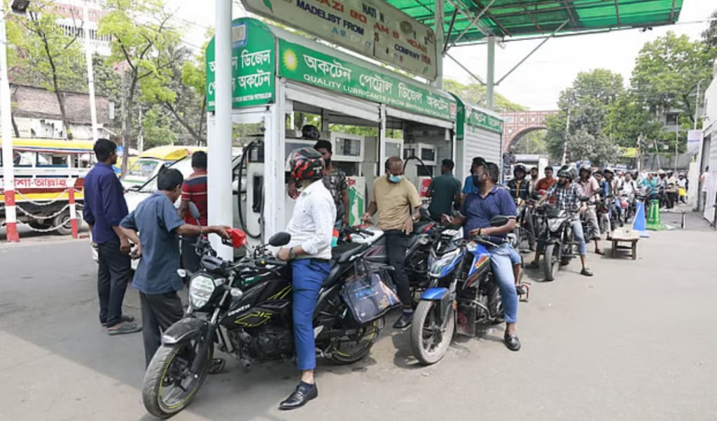 রাজধানীতে এখনো তেলের জন্য দীর্ঘ অপেক্ষা 1 রাজধানীতে এখনো তেলের জন্য দীর্ঘ অপেক্ষা