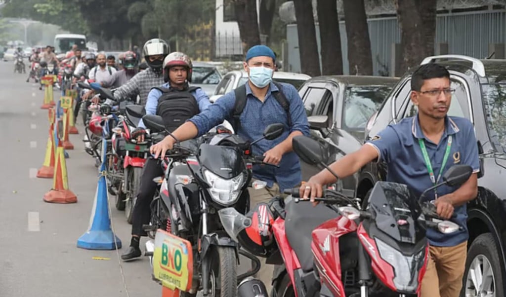 রাজধানীর চালকদের তেলের জন্য ধৈর্য পরীক্ষা