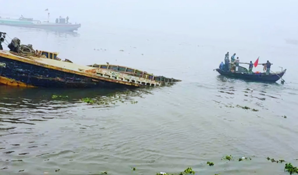 লঞ্চ ধাক্কায় ট্রলার ডুবে নিহত দুইজন লঞ্চ ধাক্কায় ট্রলার ডুবে নিহত দুইজন
