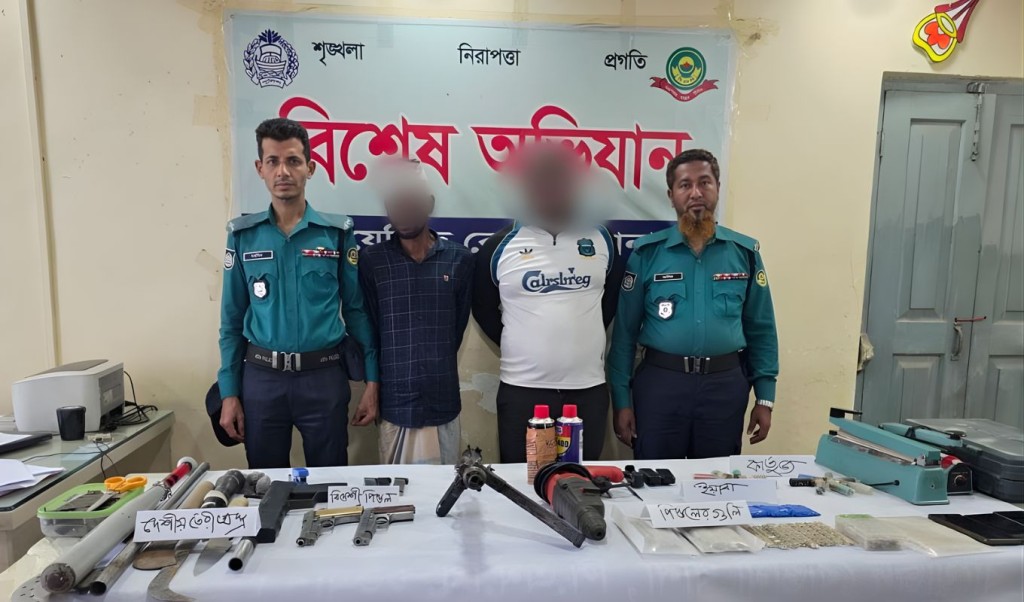 সন্ত্রাসীদের সঙ্গে পুলিশের গোলাগুলি দুই গ্রেপ্তার সন্ত্রাসীদের সঙ্গে পুলিশের গোলাগুলি, দুই গ্রেপ্তার