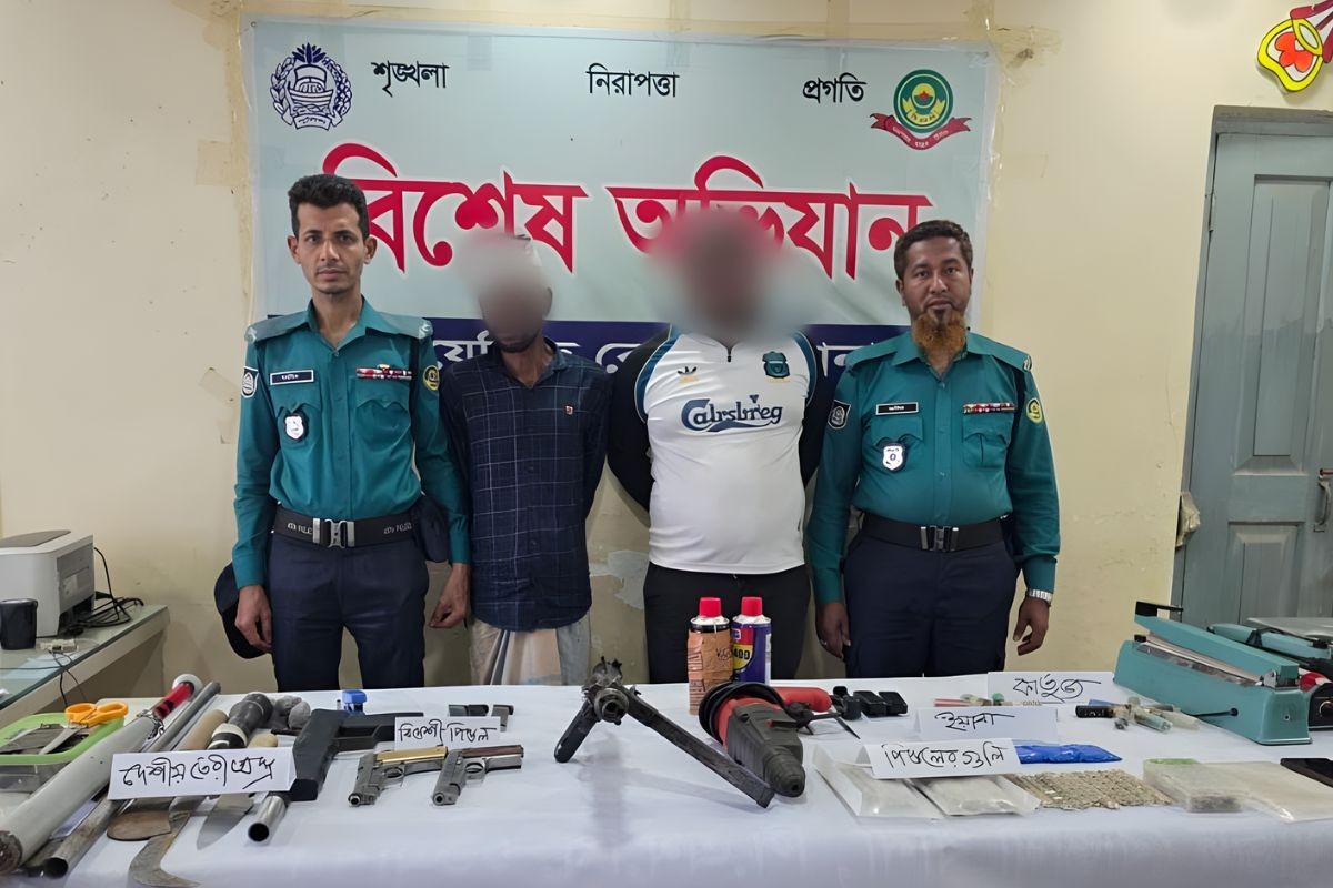 সন্ত্রাসীদের সঙ্গে পুলিশের গোলাগুলি, দুই গ্রেপ্তার