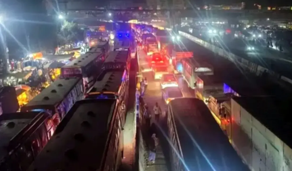 সাভারে বেতন বোনাসের দাবিতে মহাসড়ক অবরোধ যাত্রীর ভোগান্তি সাভারে বেতন-বোনাসের দাবিতে মহাসড়ক অবরোধ, যাত্রীর ভোগান্তি