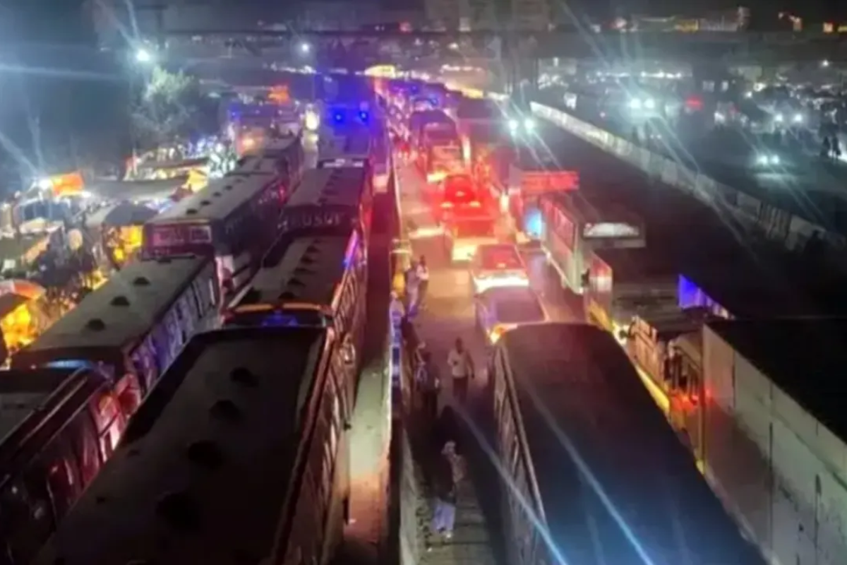 সাভারে বেতন-বোনাসের দাবিতে মহাসড়ক অবরোধ, যাত্রীর ভোগান্তি