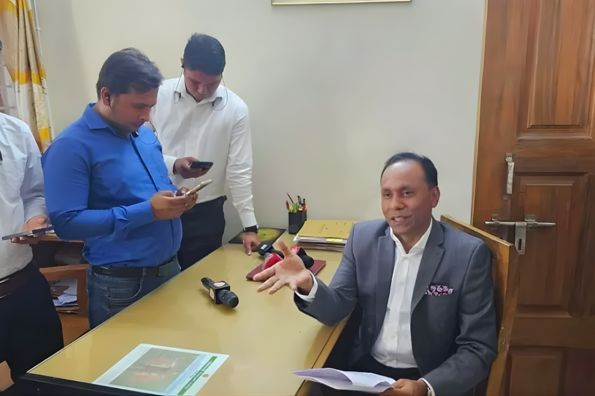 সারপ্রাইজ পরিদর্শনে ভূমি প্রতিমন্ত্রী, অফিসে নেই কর্মকর্তা উপস্থিত