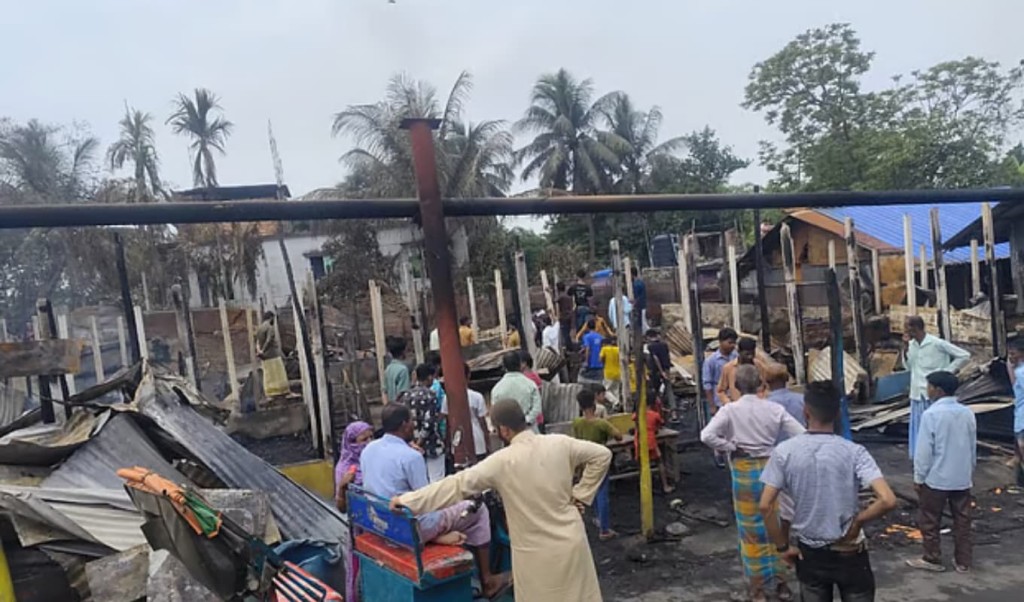 সীতাকুণ্ডে খামারে অগ্নিকাণ্ডে ২৩ গরু-ছাগলের মৃত্যু 3 সীতাকুণ্ডে খামারে অগ্নিকাণ্ডে ২৩ গরু-ছাগলের মৃত্যু