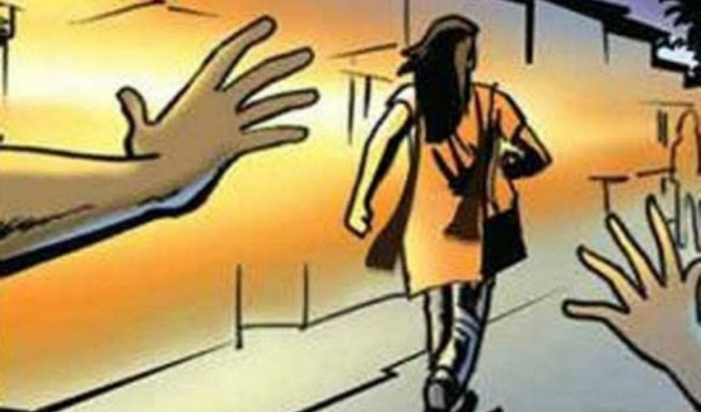 স্কুলছাত্রীকে হয়রানি করায় বিএনপি নেতাকে জুতাপেটা করে জরিমানা