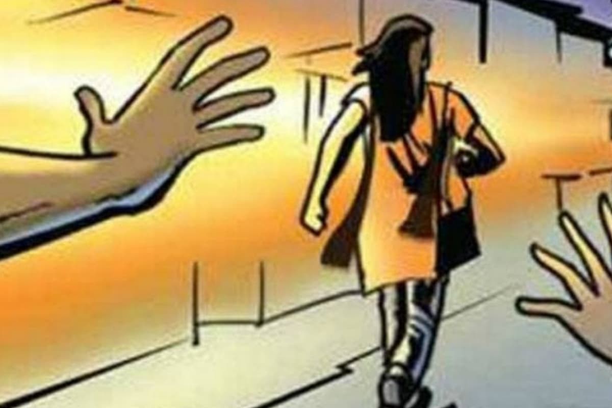 স্কুলছাত্রীকে হয়রানি করায় বিএনপি নেতাকে জুতাপেটা করে জরিমানা