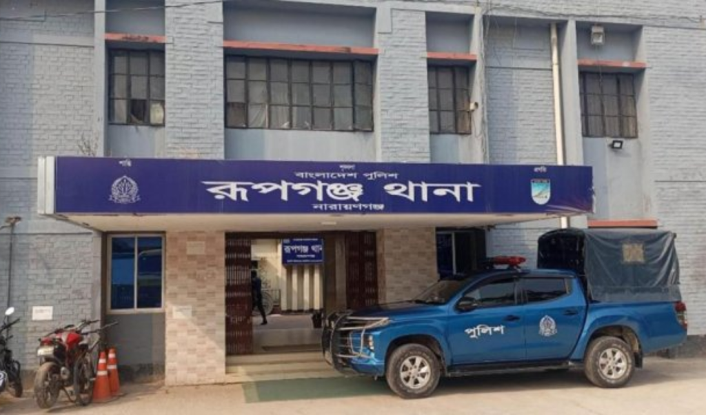 স্বামীর গলায় ছুরি ধরে নারী নির্যাতন স্বামীর গলায় ছুরি ধরে নারী নির্যাতন