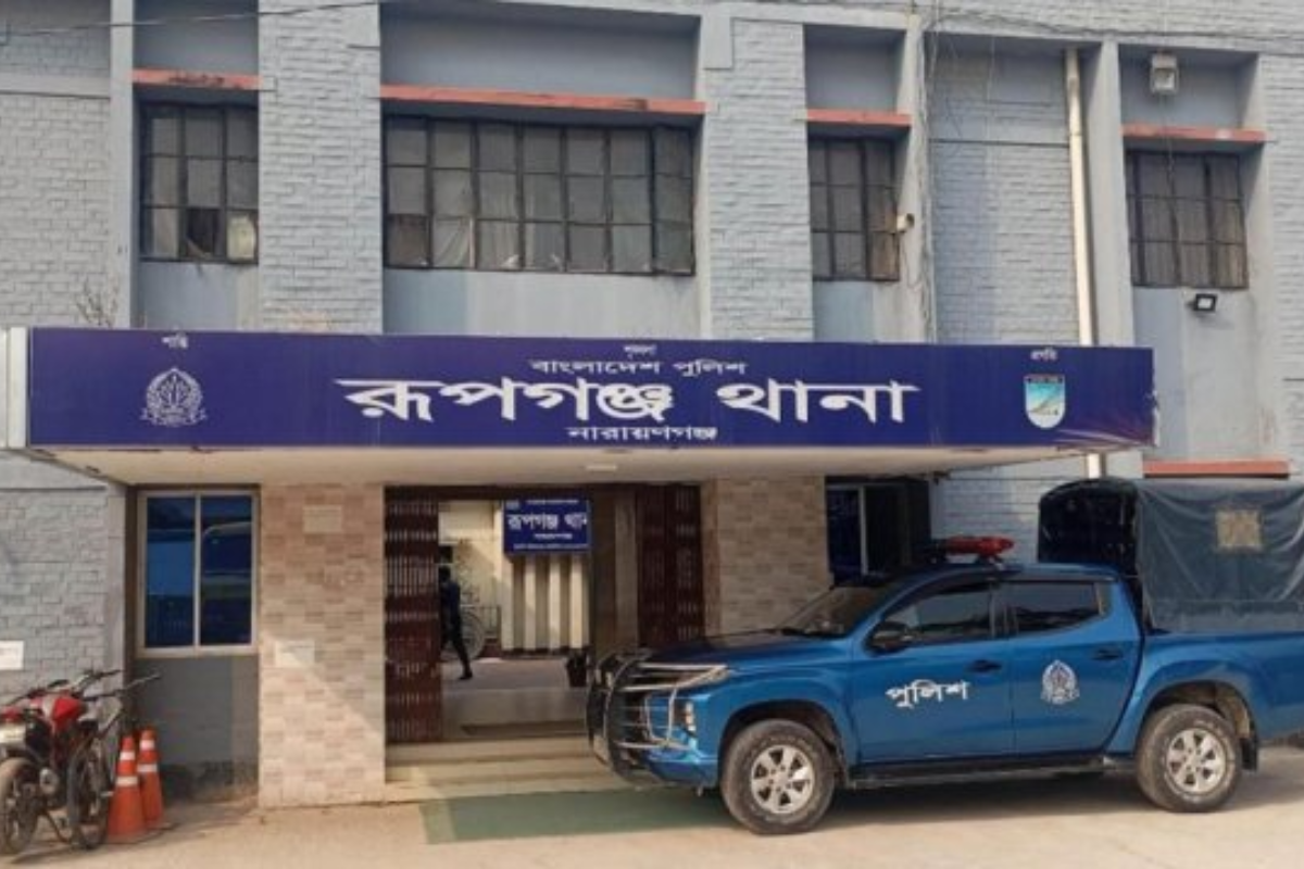 স্বামীর গলায় ছুরি ধরে নারী নির্যাতন
