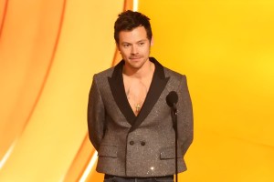 হ্যারি স্টাইলসের নতুন অ্যালবাম চার নম্বরে শীর্ষে