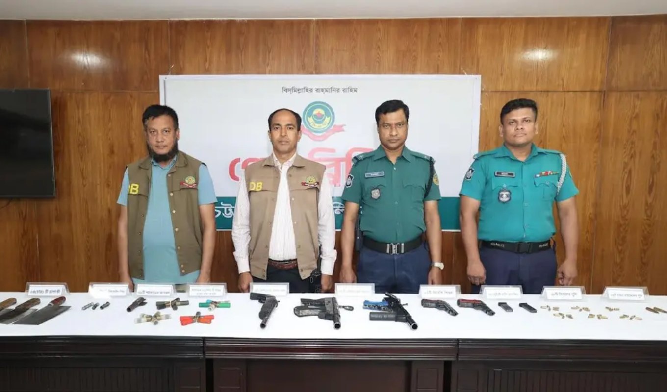 চট্টগ্রামে পুলিশের বিশেষ অভিযান: আগ্নেয়াস্ত্র ও সরঞ্জামসহ চার অস্ত্র ব্যবসায়ী গ্রেপ্তার