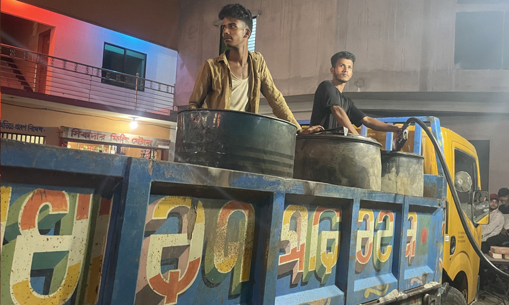 ডেমরায় তেল বিক্রির অনিয়মের অভিযোগ