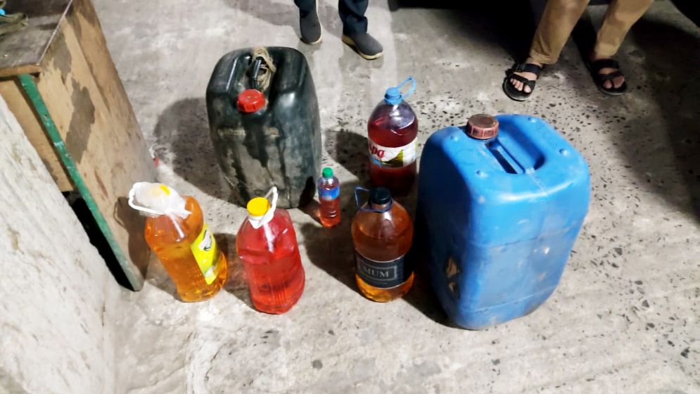 তেল চোরাচালানে হাতেনাতে ধরা ব্যক্তি
