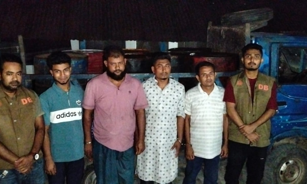 নোয়াখালীতে ১,৪০০ লিটার অবৈধ ডিজেল ও ভাউচারসহ গ্রেপ্তার ৪
