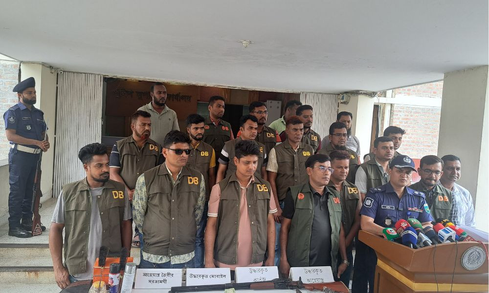 পাবনায় অস্ত্রসহ তিনজন আটক