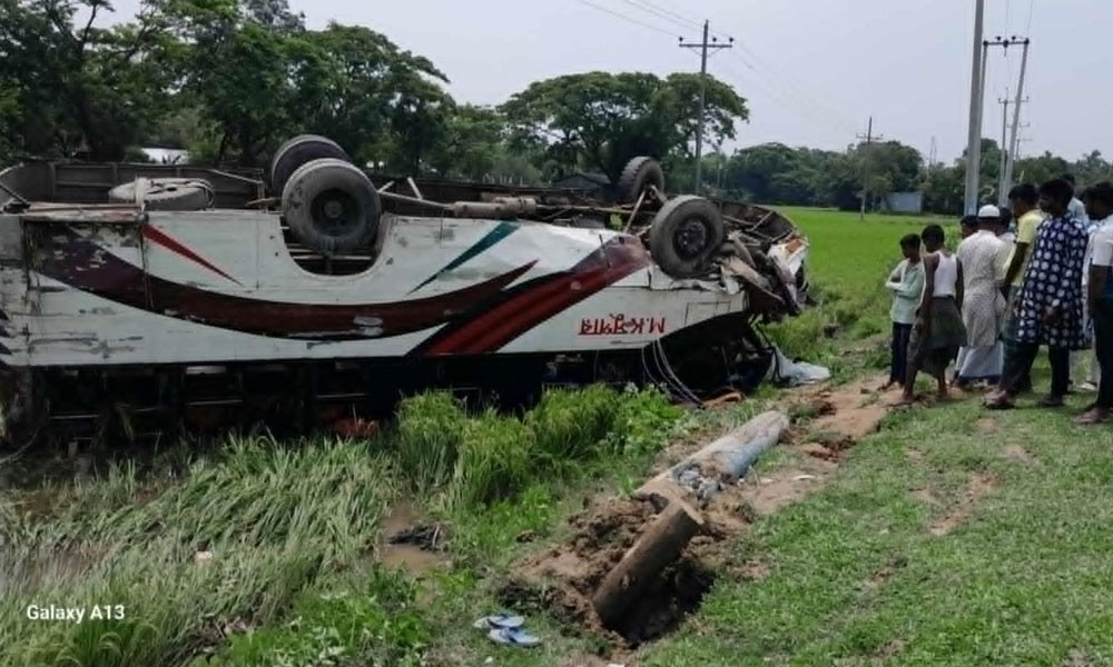 বাস উল্টে আহত ১০ যাত্রী