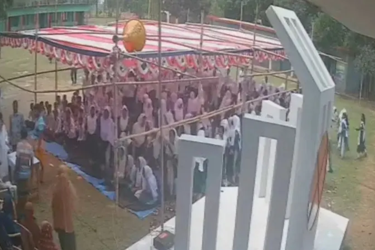 দাওয়াত না দেওয়ায় এক বিএনপি নেতার নেতৃত্বে এসএসসি পরীক্ষার্থীদের বিদায় অনুষ্ঠানে বিশৃঙ্খলা সৃষ্টি