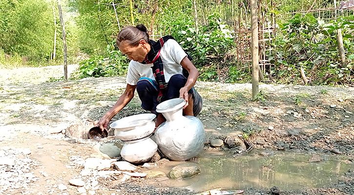 পাহাড়ে তীব্র পানি সংকট, ভরসা ঝিরির কুয়া