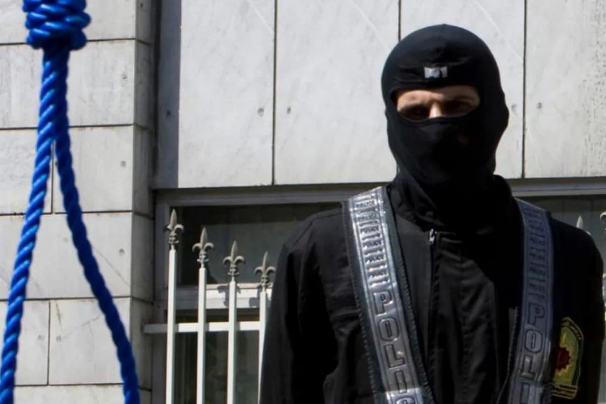 ইরানে মসজিদে অগ্নিসংযোগে গুপ্তচরের মৃত্যুদণ্ড কার্যকর