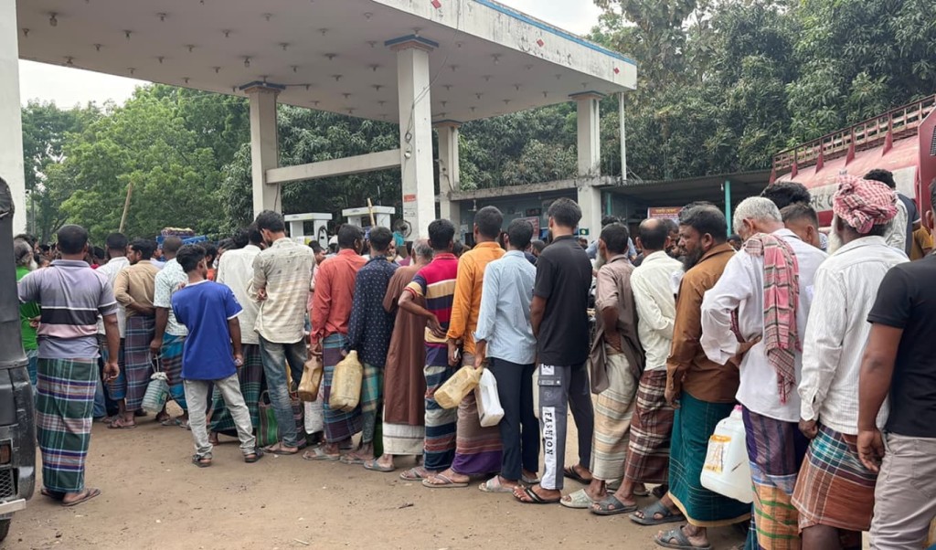 কালুখালীতে তেল সংকটে কৃষক অসহায় সেচ কার্যক্রম স্থগিত কালুখালীতে তেল সংকটে কৃষক অসহায় সেচ কার্যক্রম স্থগিত