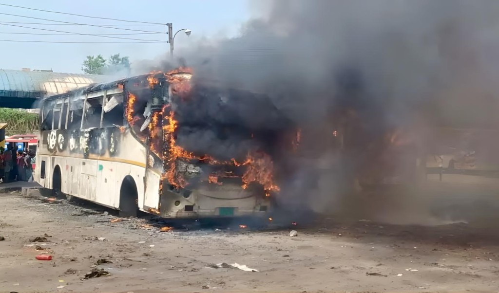 কুমিল্লায় তিন বাসে ভয়াবহ আগুন কুমিল্লায় তিন বাসে ভয়াবহ আগুন
