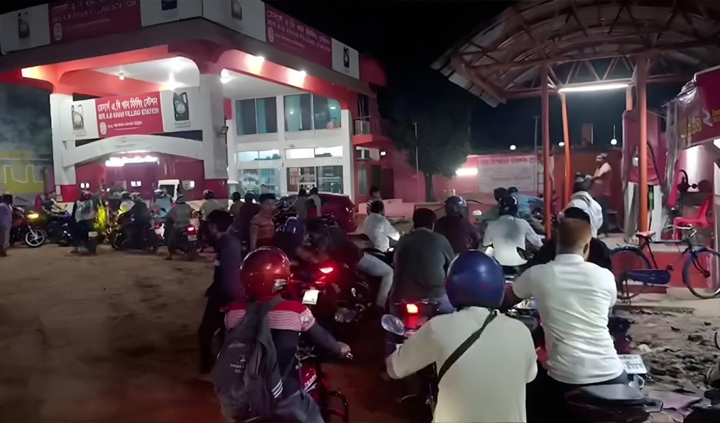 কৃষক নির্যাতন ঘিরে রৌমারীতে উত্তেজনা কৃষক নির্যাতন ঘিরে রৌমারীতে উত্তেজনা