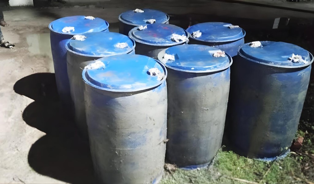 খালে আট ড্রাম ডিজেল উদ্ধার খালে আট ড্রাম ডিজেল উদ্ধার