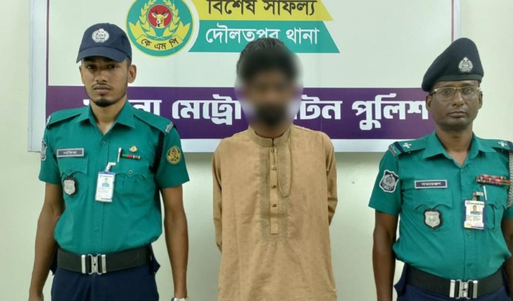 খুলনায় শীর্ষ সন্ত্রাসী ইমন গ্রেপ্তার খুলনায় শীর্ষ সন্ত্রাসী ইমন গ্রেপ্তার