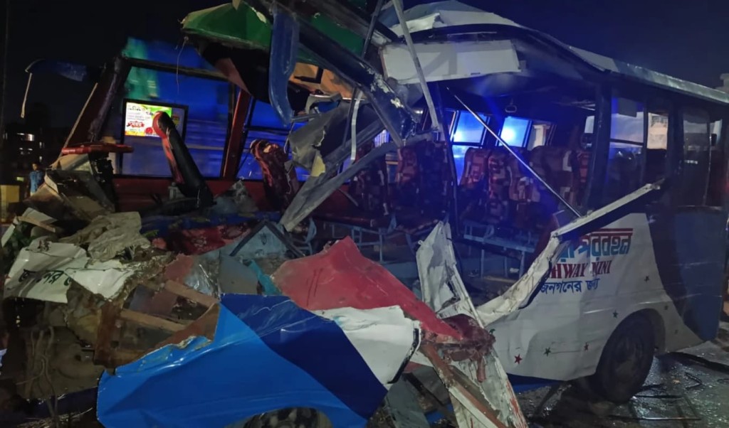 গাজীপুর ফ্লাইওভারে ভয়াবহ বাস ট্রাক সংঘর্ষে মৃত ও আহত গাজীপুর ফ্লাইওভারে ভয়াবহ বাস-ট্রাক সংঘর্ষে মৃত ও আহত