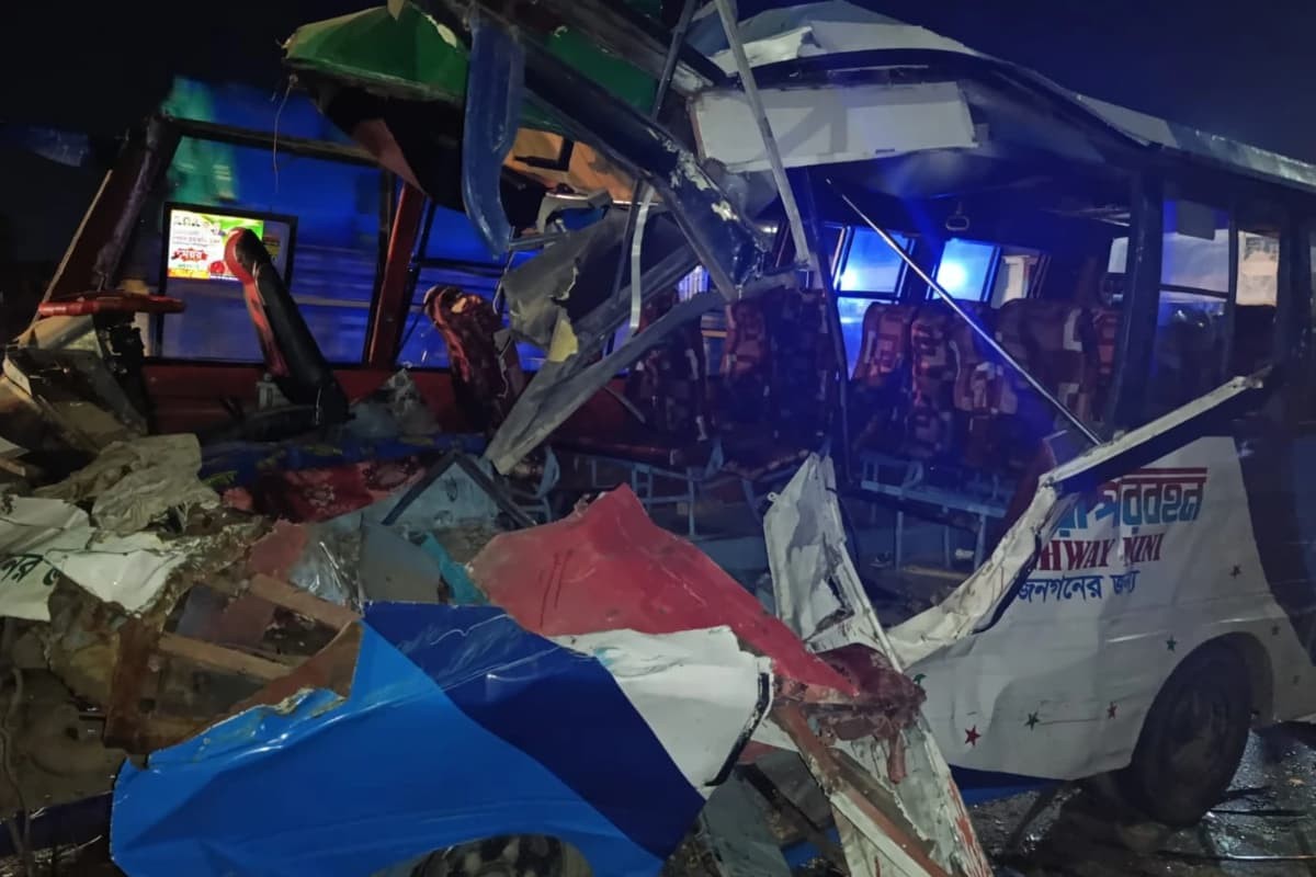 গাজীপুর ফ্লাইওভারে ভয়াবহ বাস-ট্রাক সংঘর্ষে মৃত ও আহত
