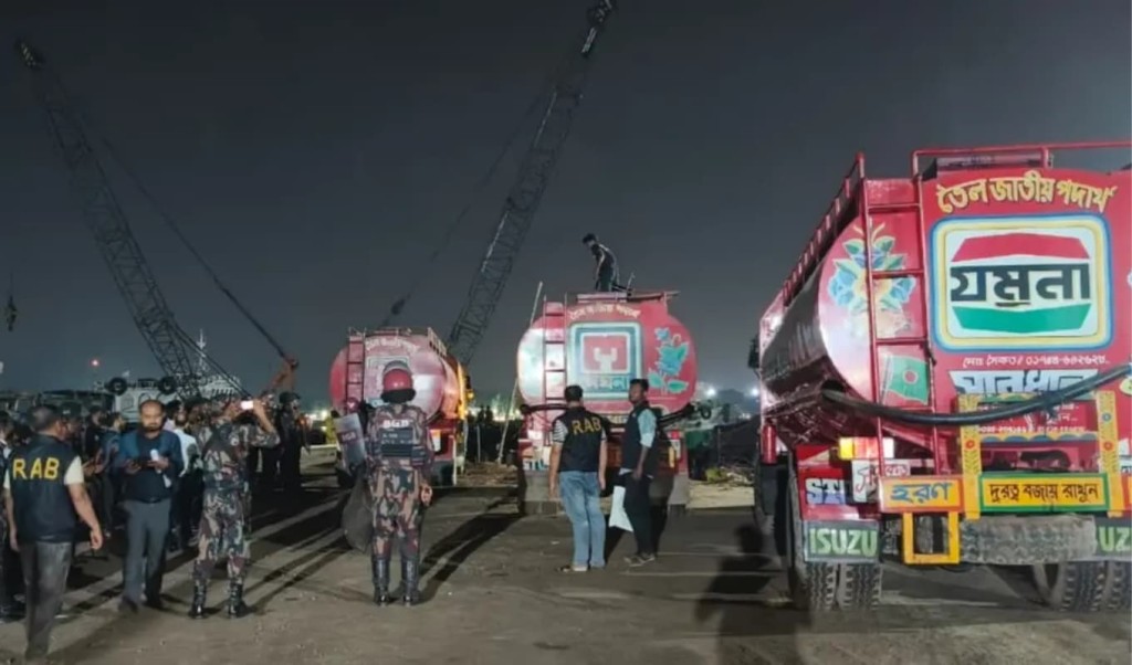 চট্টগ্রাম-ফেনীতে যৌথ অভিযানে ফার্নেস অয়েল জব্দ 3 চট্টগ্রাম-ফেনীতে যৌথ অভিযানে ফার্নেস অয়েল জব্দ