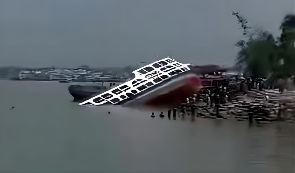 চরমোনাই ঘাটে নোঙর লঞ্চ ডুবি চরমোনাই ঘাটে নোঙর লঞ্চ ডুবি